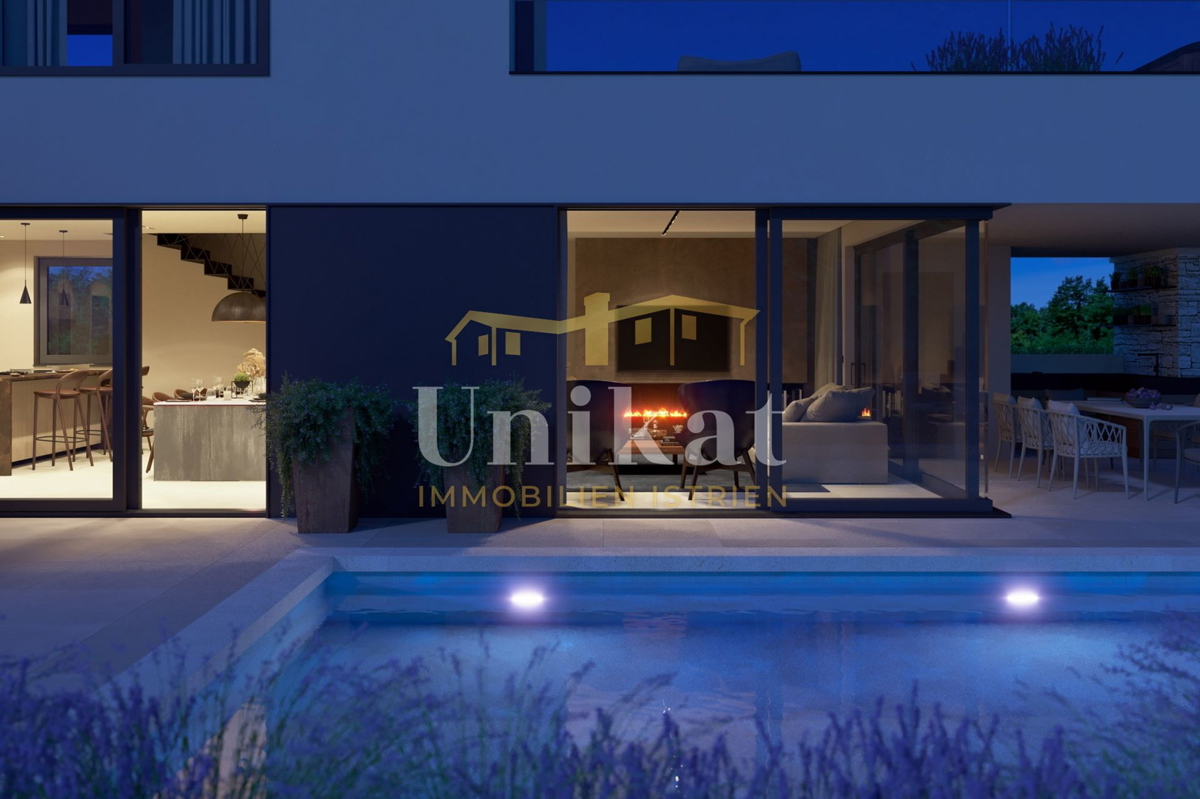 Casa con grande terrazza sul tetto e piscina